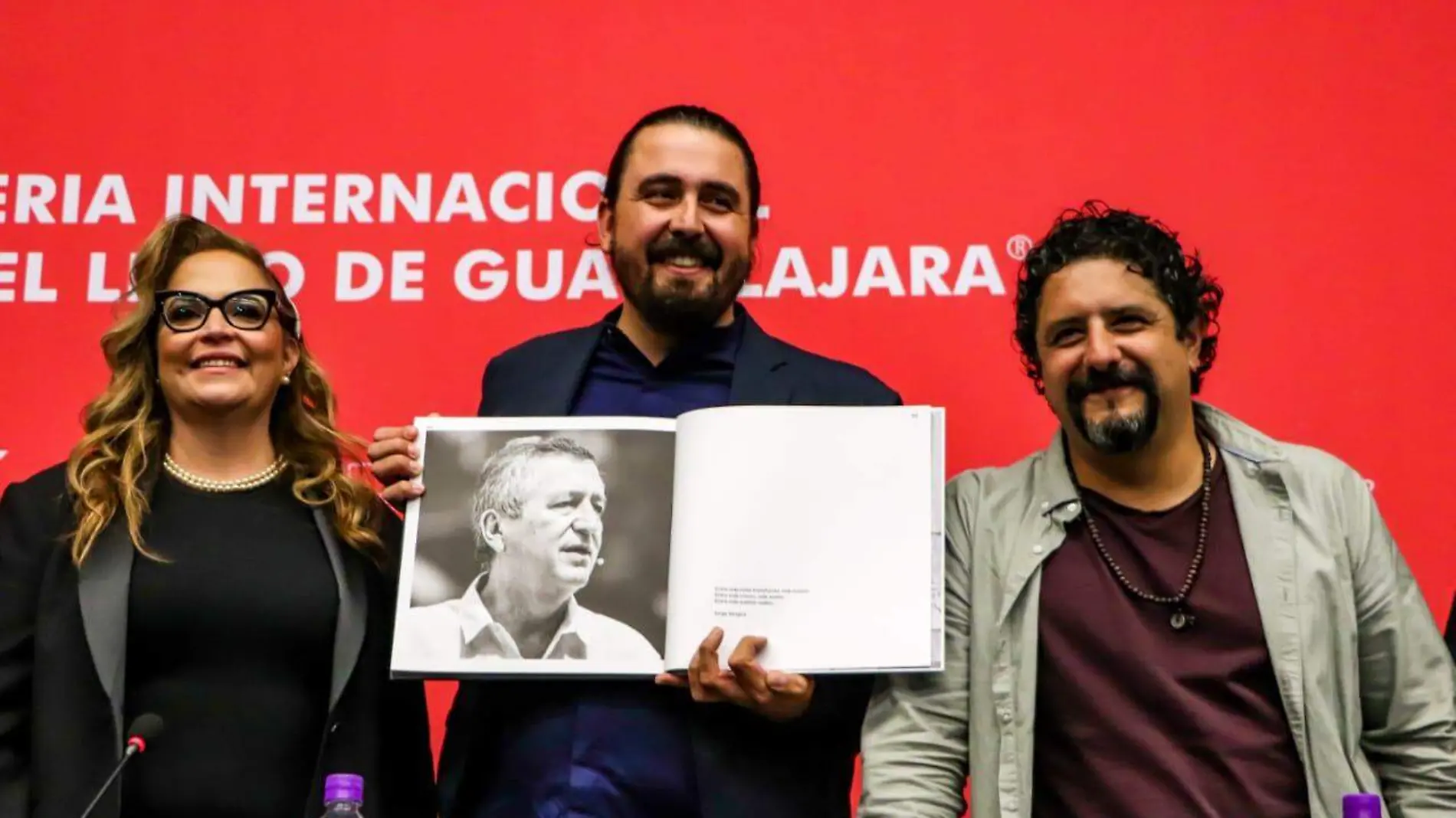 Amaury Vergara presenta el libro en honor de Jorge Vergara